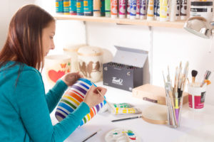 Julia bemalt die Bio Urne "stripes"