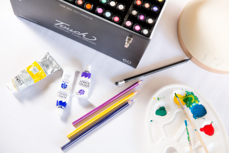 Verschiedene Materialien zum Bemalen der Designurnen. Pinsel, Acrylfarbe, Marker, Stifte und Mischpalette.