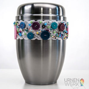 Metallurne mit Perlen, Pailetten und Filzknöpfen besticktes Spitzenband