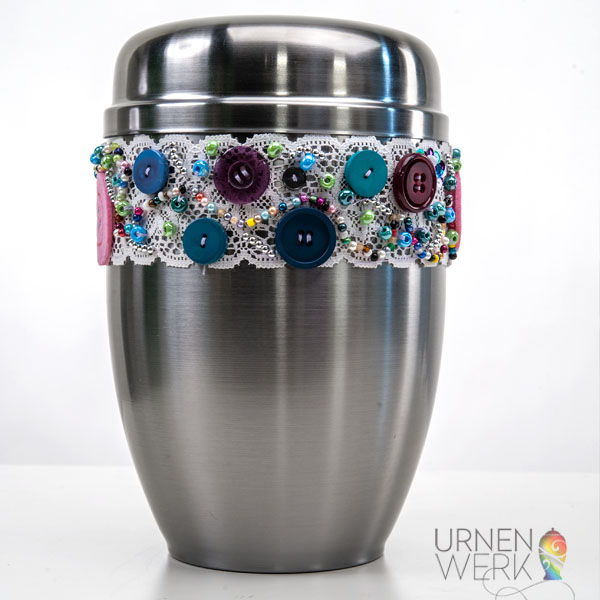 Stahl Urne- Vintage Design - Urnenwerk - Individuell wie das Leb Metallurne mit Perlen, Pailetten und Filzknöpfen besticktes Spitzenband