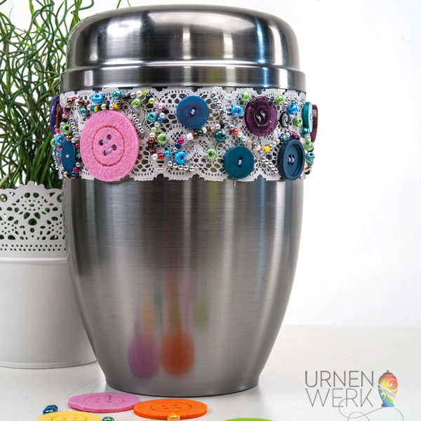Stahl Urne- Vintage Design -Urnenwerk - Individuell wie das Lebe Milieubild Urne in Edelstahloptik sehr verspielt