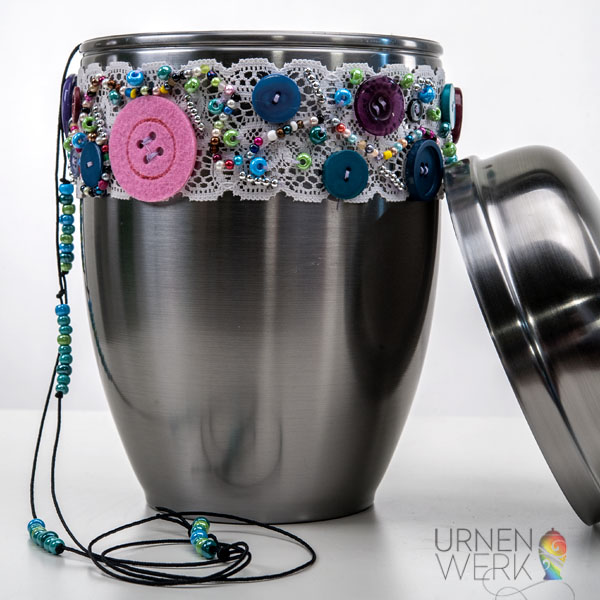 Stahl Urne- Vintage Design - Urnenwerk - Individuell wie das Leb Spitzenborte bestickt, mit Deckel Ansicht