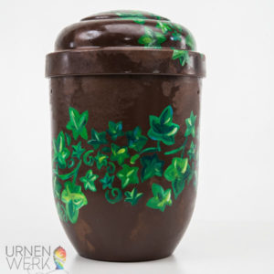Design einer Holzspritzgussurne mit gemaltem Efeuranken