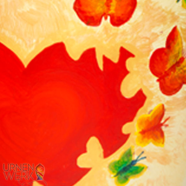 Bio Grafikurne "flying butterfly" für Naturliebhaber und Verwandlungskünstler Detailaufnahme der Verwandlung von Herz in Schmetterling