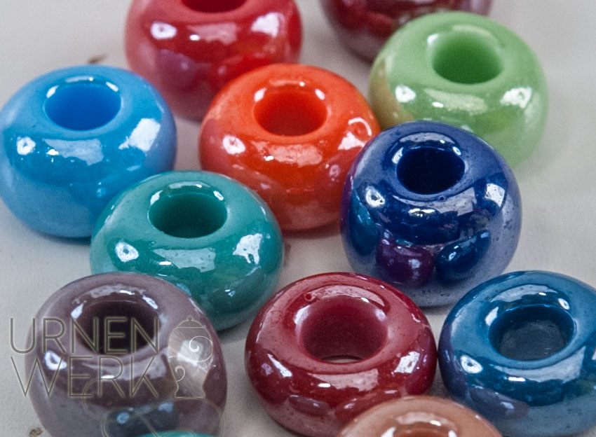 Perlen Dekomaterial Urnenwerk - Individuell wie das Leben Nahaufnahme Material glänzende bunte Perlen