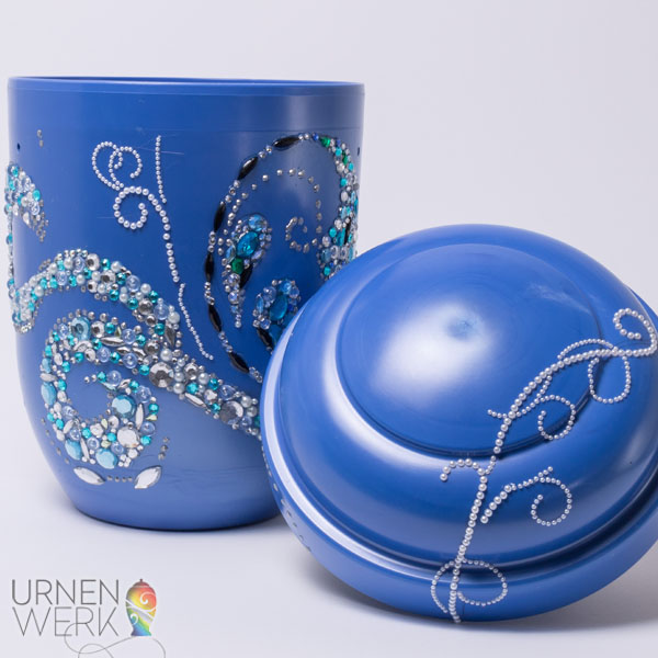 Bio Urne "Wave" mit Wellen aus Strasssteinen - mehrfarbig - einzeln geklebt Wellen aus Klarglas und blauen Strasssteinen, über 12 Stunden reine Klebezeit, mit Deckel daneben aufgenommen