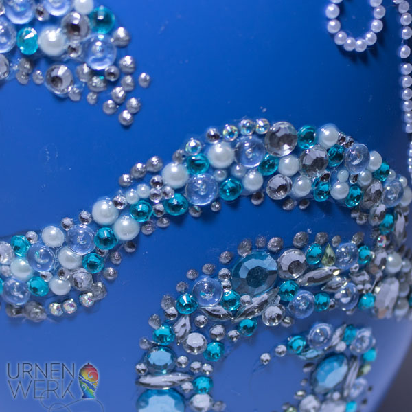 Bio Urne "Wave" Nahaufnahme mit Wellen aus Strasssteinen - Detail Nahaufnahme der geklebten Strassstein Wellen aus Swarovski Steinen