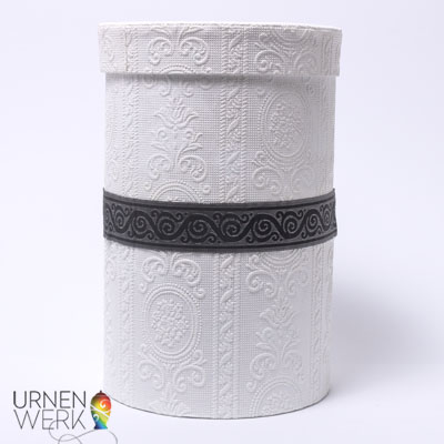 Bio Papierurne Ornamente - Urnenwerk - Individuell wie das Leben Biologisch abbaubare Urne aus Papier mit Ornamentmuster in 3d in Wollweiß. Inkl. Innengestaltung