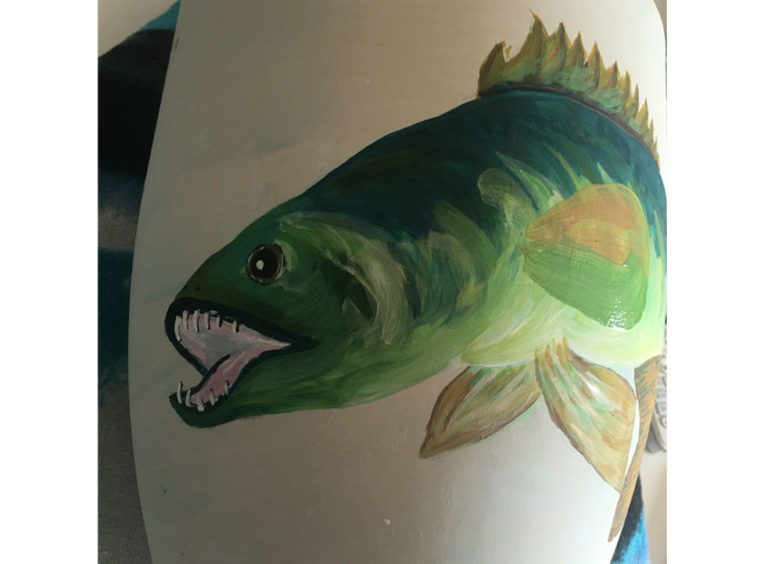 Zander- Urne bekommt Augen, Zähne und weitere farbliche Hervorhebungen.