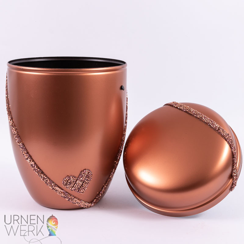 Metall Urne kupferfarben- Herzensband - Ansicht von vorne inkl. Frontansicht der Kupfer Designurne und deren Deckel inkl. kupfrig schimmernden Herzensband - unendliche Liebe mit glitzerndem Strassband