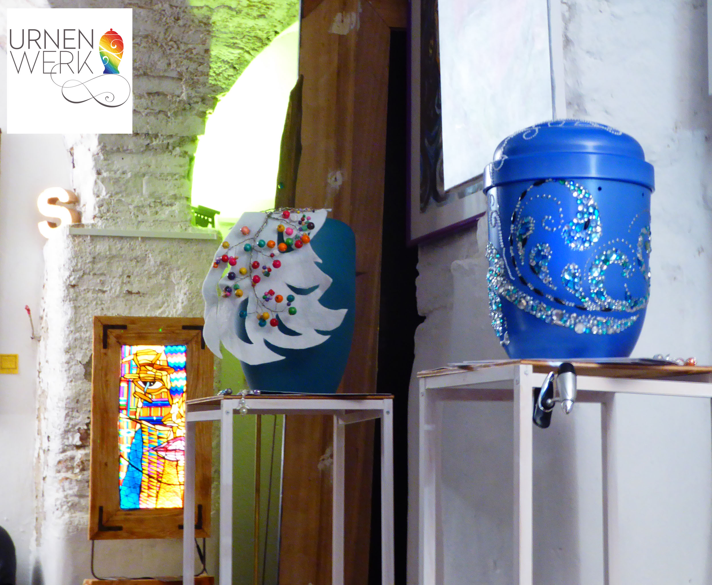 Aussergewöhnliche Ausstellung "Licht und Schatten" Urne Wave