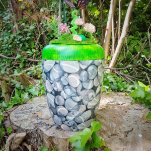 Bunte Biourne mit Frühlingswiese und Schmetterling