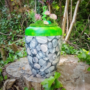 Bio Urne „Frühlingswiese“ mit wippendem Schmetterling – abnehmbar!